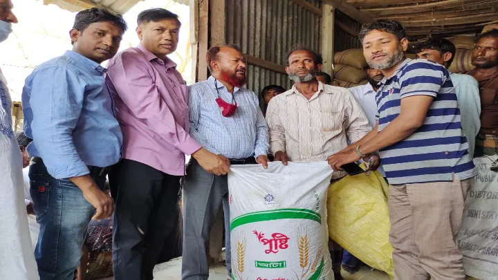 লক্ষ্মীপুরের কমলনগরে ভিজিএফের চাল বিতরণ 